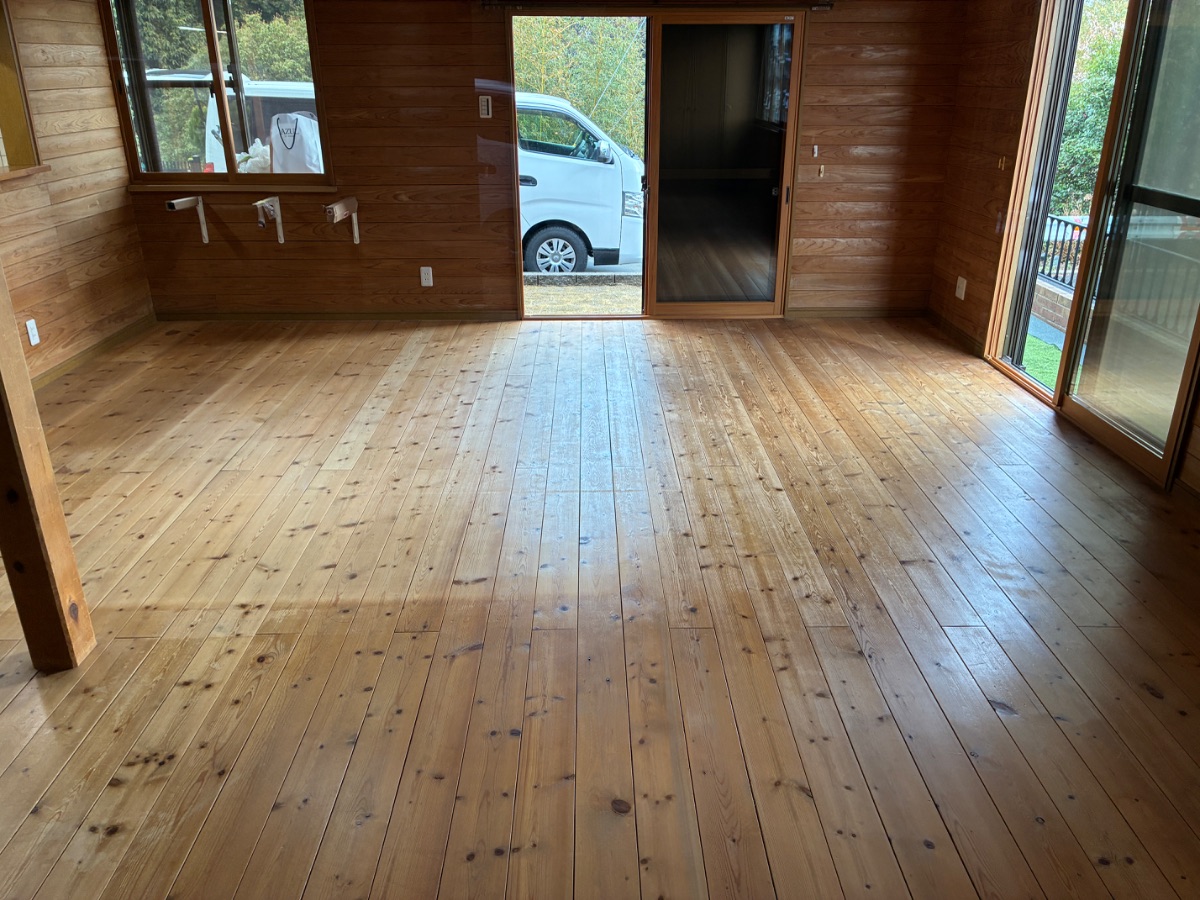 福岡市フロアサンディングの施工前|ささくれと変色が見られる住宅のフローリング