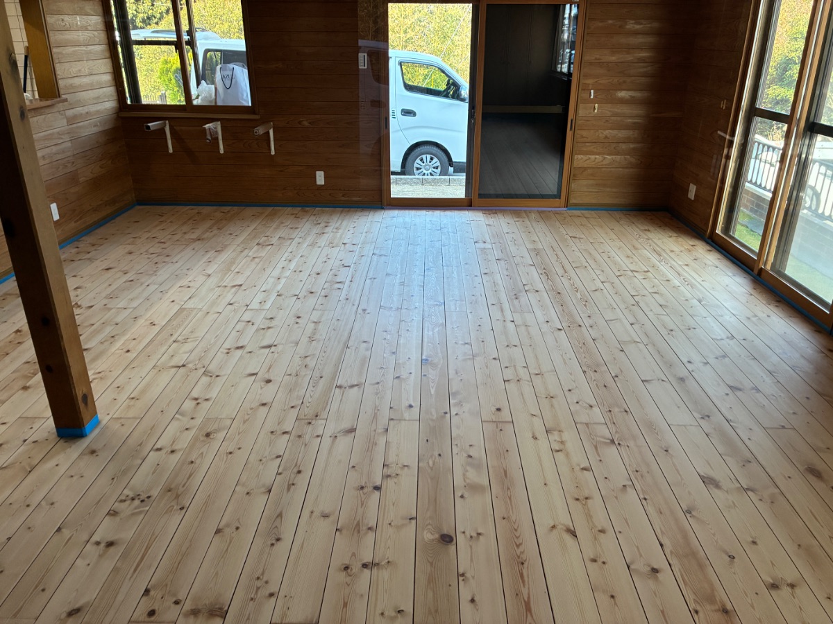 福岡市フロアサンディングの施工後|研磨で木肌がよみがえった住宅のフローリング