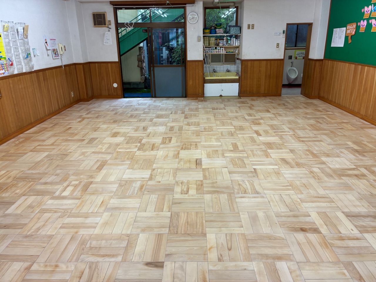 【サンディング後】川崎市フロアサンディングで研磨した床|神奈川県川崎市の幼稚園・保育園の無垢材